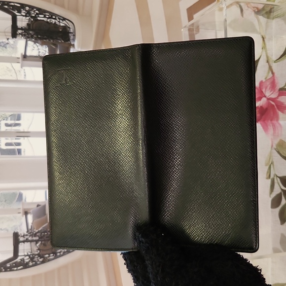 Louis Vuitton Long Wallet Taiga ALMOST PERFECT. - Picture 11 of 16